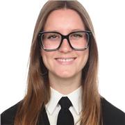 Profesora de inglés imparte clases de repaso a niños y niñas de todas las edades